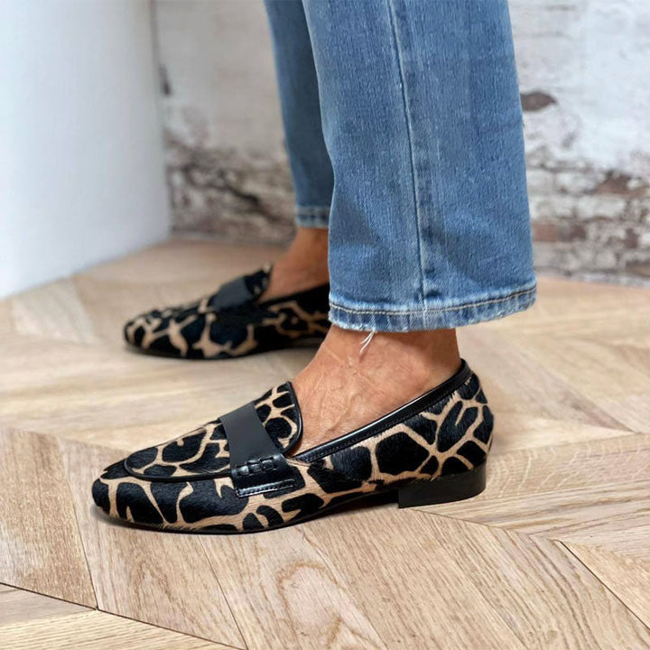 Giulia Bellini Giraffe Print Slip-On Loafers